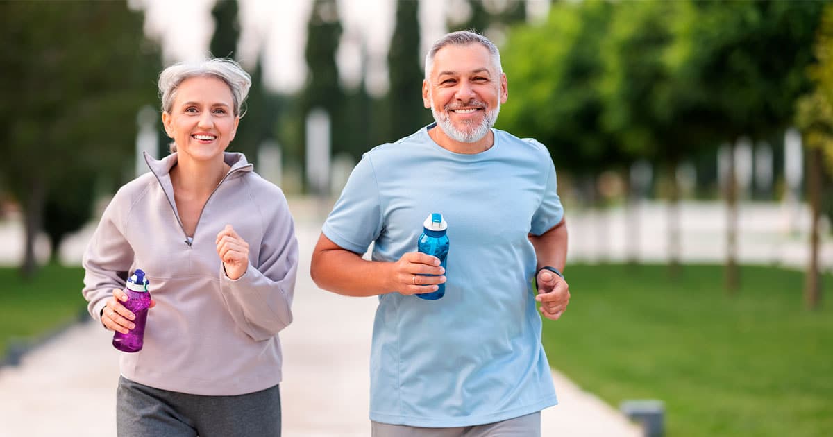 Expertos recomiendan el mejor momento del día para caminar y reducir el colesterol